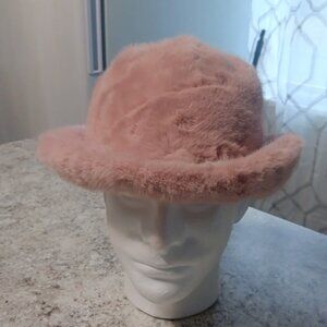 A unisex beanie, suitable for both men and women, that keeps the head warm.